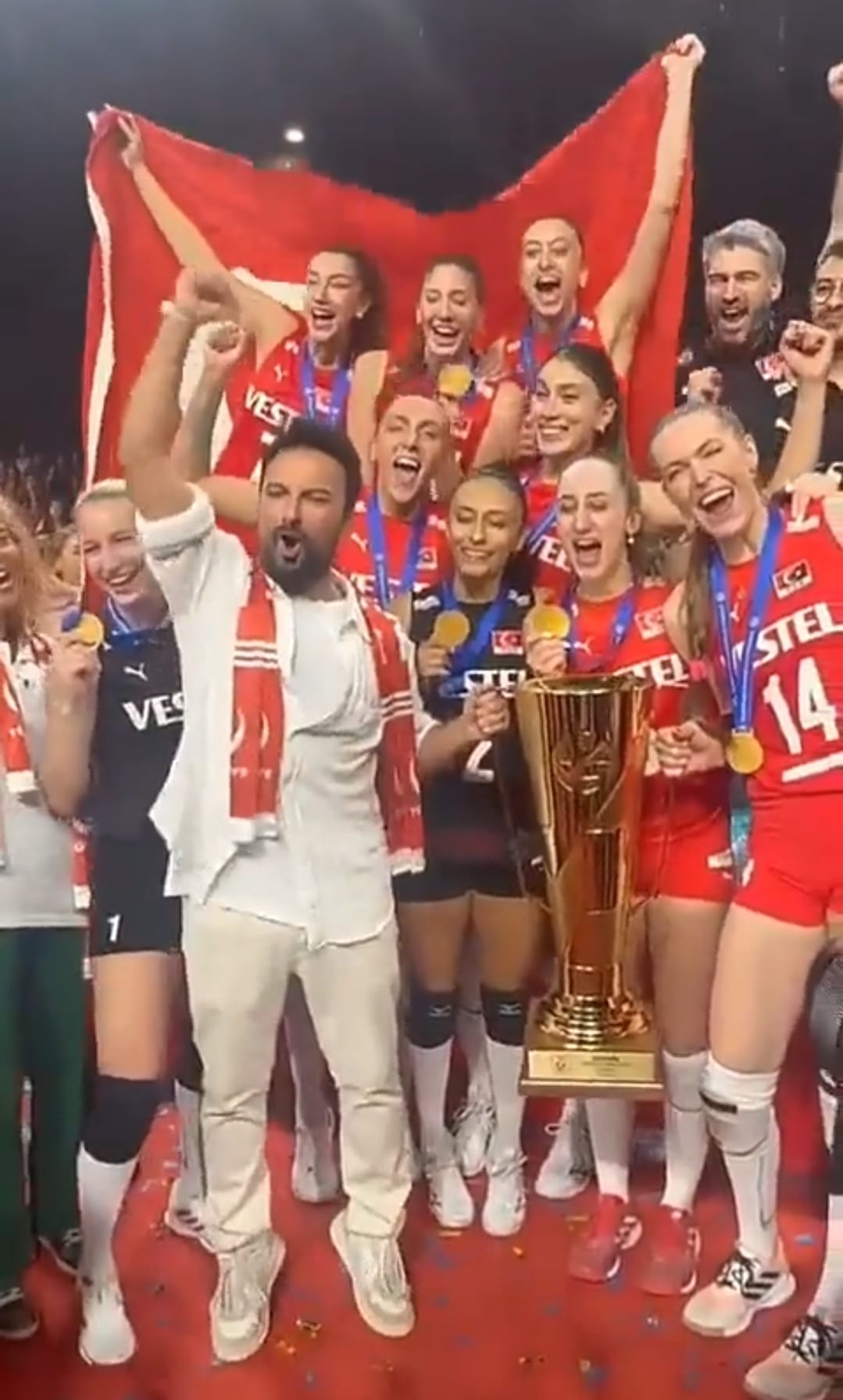 Tarkan’ın Milli Voleybolcu kızlarımız ile birlikte kupayı kaldırdığı görüntüleri TRT yayına vermedi
